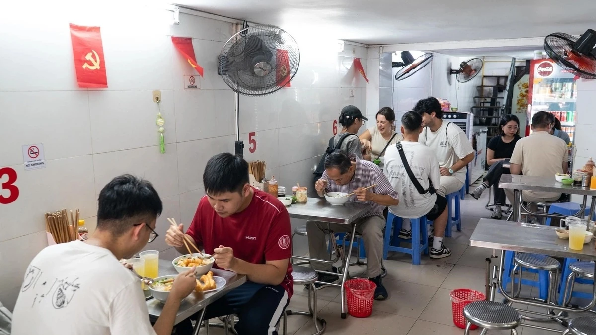 Phở gà Hà trên phố Hàng Hòm mở bán từ năm 2008, xuất phát từ quầy hàng nhỏ chỉ bán buổi tối ở vỉa hè. Năm 2020, chủ quán thuê cửa hàng và bán cả ngày. Lượng khách ra vào tấp nập từ sáng tới nửa đêm.Quán phở bình dân này được Michelin Guide trao danh hiệu Bib Gourmand (ngon, giá hợp lý) vào tháng 6 và được nhận xét có hương vị đậm đà. Gà ta dai mềm, nước dùng nóng hổi. Xôi gà và các món gọi thêm như trứng hoặc lòng mề cũng được yêu thích.