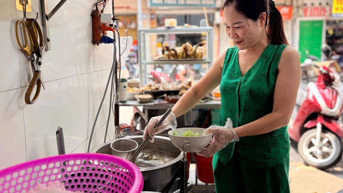Chủ quán Bùi Thu Hà (ảnh), sinh năm 1968, từng kinh doanh đồ uống giải khát nhưng chuyển qua bán phở gà cùng em dâu, sau đó tách riêng. Công thức phở được điều chỉnh để món ăn hoàn thiện qua thời gian. Quán hiện có 6 người phục vụ bao gồm cả chủ, một người chuyên đứng bếp, bên cạnh nhân viên bưng bê, dọn dẹp.