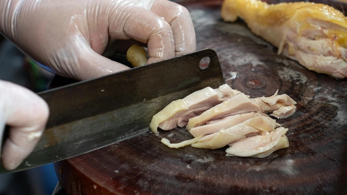Quán phở gà Michelin chiều khách, bán giá linh hoạt