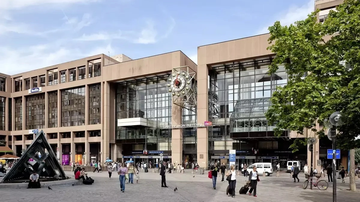 Lyon Part-Dieu Station (Lyon, Pháp)Ga Part-Dieu, nhà ga chính của Lyon, xây dựng từ năm 1978, là một trong những điểm trung chuyển nhộn nhịp nhất châu Âu với khoảng 140.000 lượt khách mỗi ngày. Ga trải qua nhiều giai đoạn cải tạo gần đây: khánh thành sảnh - lối vào mới Galerie Béraudier tháng 6/2024, quảng trường trung chuyển ngầm tháng 4/2025 và sân ga mặt đất được làm mới tháng 9/2025.Phần mở rộng đáng chú ý nhất là quảng trường Béraudier, trở thành không gian đi bộ rợp bóng cây kết nối nhà ga với khu Part-Dieu. Prix Versailles đánh giá cao các không gian cộng đồng và bãi đỗ xe đạp lớn nhất nước Pháp tại đây, với sức chứa 1.500 xe. Ảnh:Time Out