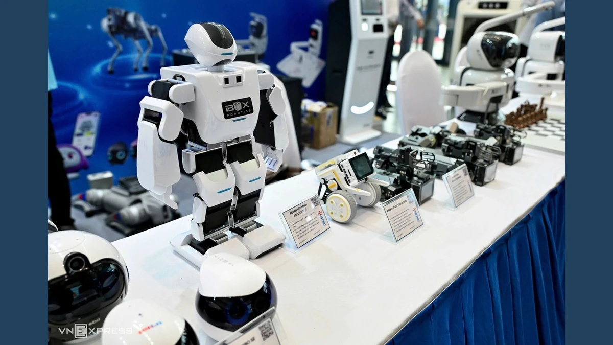 Robot tiếp tục là một trong những điểm nhấn thu hút đông đảo khách tham quan nhất tại triển lãm năm nay. Các sản phẩm đa dạng, từ robot hình người (humanoid), robot bốn chân cho đến các dòng phục vụ, giải trí được trưng bày sống động. Tại gian hàng của Astec, đơn vị chuyên phân phối các giải pháp robot tại Việt Nam, khách tham quan có dịp trải nghiệm từ robot chơi cờ ứng dụng AI cho đến các mẫu robot dịch vụ và nghiên cứu thế hệ mới.