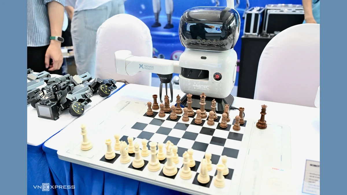 Trong hình là robot chơi cờ SenseRobot, do SenseTime phát triển, thu hút sự quan tâm của nhiều khách tham quan khi phô diễn khả năng thi đấu cờ vua trực tiếp trên bàn cờ vật lý. Thiết bị tích hợp cánh tay robot cơ học với độ chính xác cao kết hợp thuật toán thị giác AI để nhận diện từng nước đi theo thời gian thực. Đơn vị phân phối cho biết, hệ thống AI của máy sở hữu hàng chục cấp độ thử thách từ cơ bản đến trình độ đại kiện tướng, có thể tự động gắp và di chuyển quân cờ đối kháng với người chơi mà không cần màn hình phụ trợ.