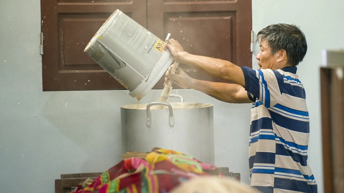 Ông Trịnh Văn Nên đổ bột vào máy tráng. Dưới sức nóng của nồi hơi, bột được hấp chín, đi qua máy cán thành lớp bánh mỏng như dải lụa rồi đưa lên phên tre phơi.Cách đây khoảng 10 năm, người dân tráng bánh thủ công bằng nồi hơi, tương tự cách tráng bánh cuốn. Nay hầu hết các hộ đều dùng máy, giúp công việc nhanh và đỡ vất vả hơn.Tuy nhiên, người thợ vẫn phải kiểm soát độ dày của bánh và nhiệt độ nồi hơi. 