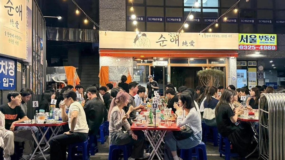 Một quán nhậu vỉa hè ở khu Jongno 3-ga, Seoul, kín khách. Ảnh:Lee Hae Rin