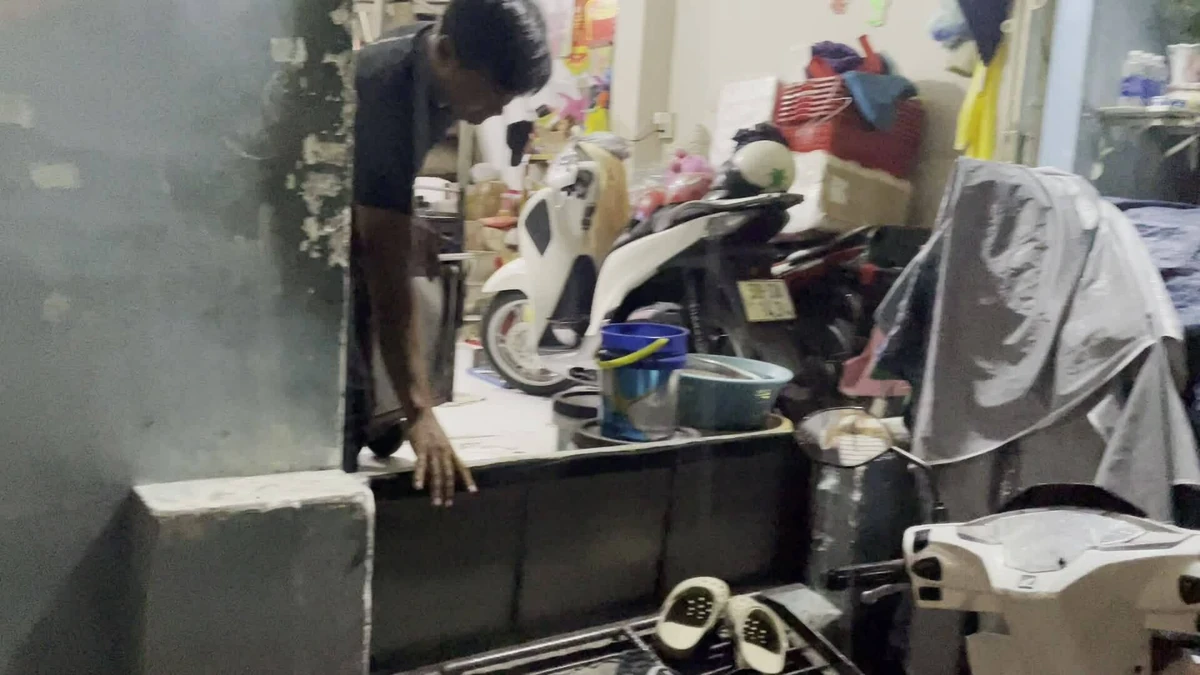 Người nhà ông Võ Đình Tiền lắp chắn ngập trong cơn mưa tối 30/9. Video:Ngọc Ngân