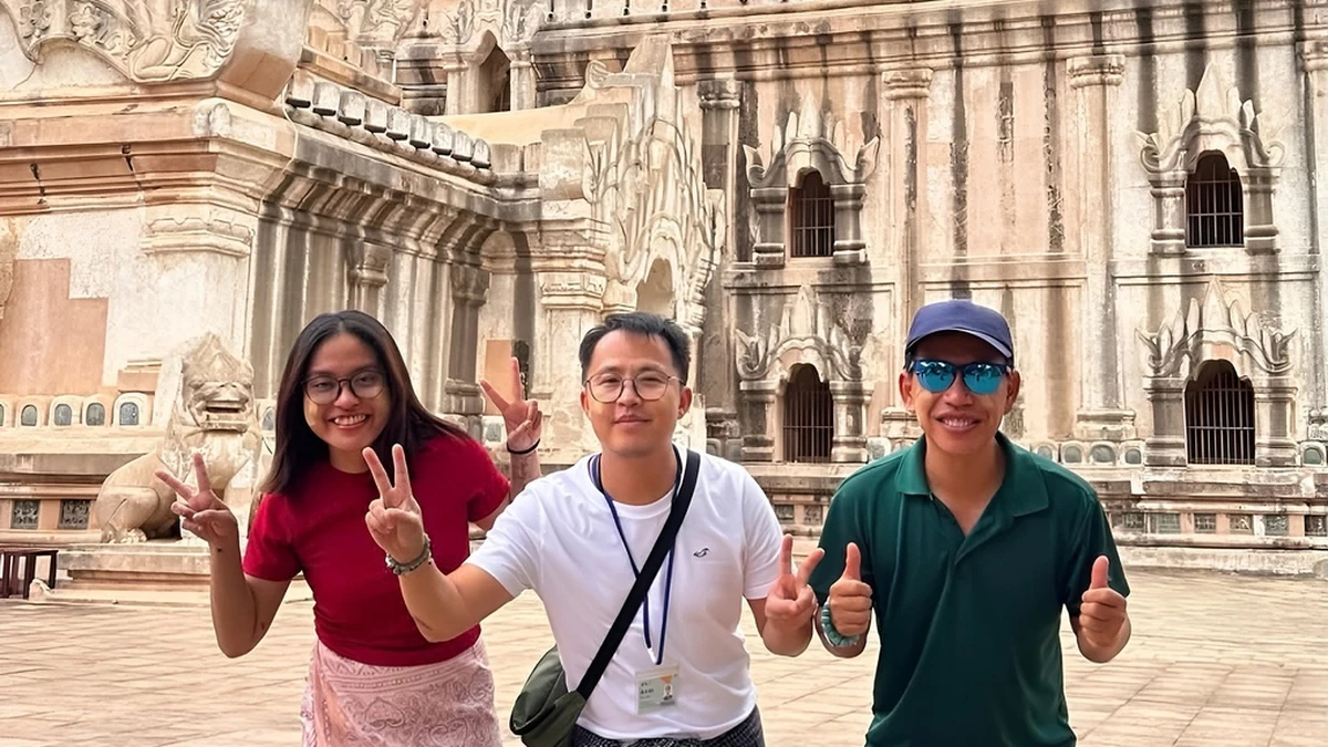 Nhóm khách Việt chụp ảnh cùng hướng dẫn viên Sai Si Win (giữa) tại đền Ananda, Bagan. Ảnh:NVCC