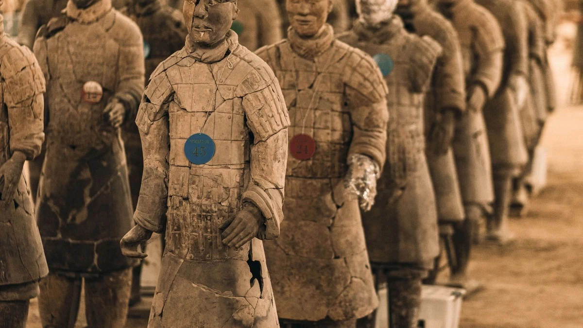 Theo Kỳ Anh, lượng khách tại Binh Mã Dũng khá đông. Không gian tham quan rộng nhưng những vị trí có góc nhìn rõ xuống các hố tượng thường tập trung nhiều người. Du khách nên dành ít nhất nửa ngày cho khu vực này thay vì ghép quá nhiều điểm tham quan trong cùng một buổi.