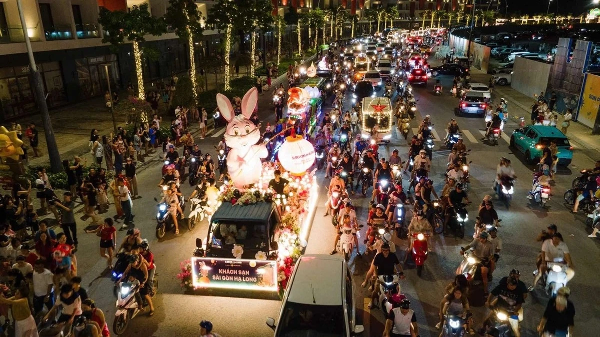 Từ chiều tối 25/9, không khí lễ hội lan tỏa khắp các tuyến đường ven biển Bãi Cháy. Dọc đường bao biển Kỳ Quan, đường Hạ Long và khu vực chợ đêm Vui-Fest, nhiều gia đình đưa trẻ nhỏ đến từ sớm, chọn vị trí thuận lợi để chờ đón đoàn rước. 19h30, sự kiện khi đoàn diễu hành gồm 60 xe điện và 9 xe chở đèn lồng khổng lồ từ từ chuyển bánh.