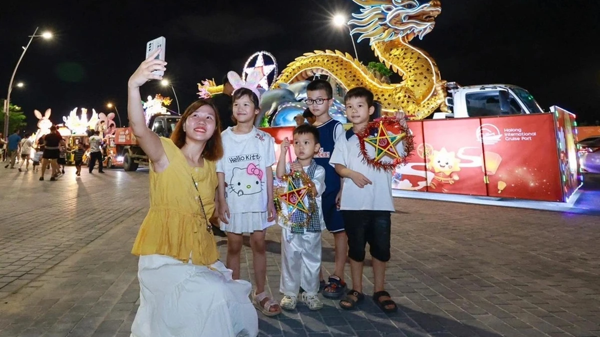 Hòa trong dòng người xem hội, chị Thu Phương, một người dân Quảng Ninh, cho biết gia đình tiếp tục đưa các con đến trải nghiệm sau ấn tượng tốt từ năm ngoái. Hoạt động rước đèn, xem múa lân giúp trẻ em vui chơi, đồng thời mang lại cảm giác hoài niệm về tuổi thơ cho người lớn.