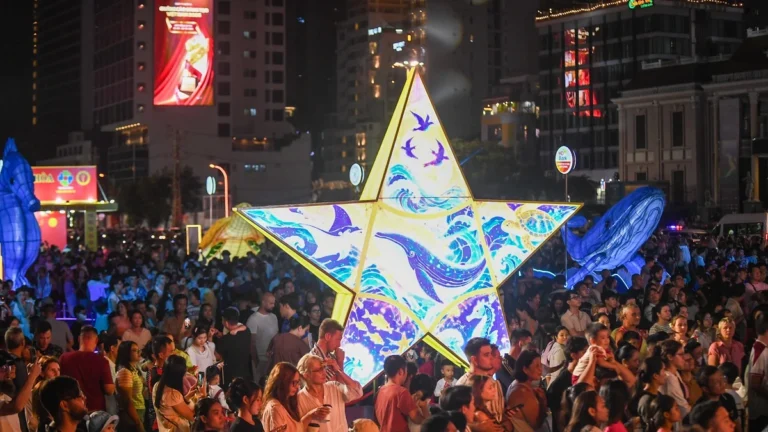 Lễ hội Trung thu Nha Trang: Sức hút từ những lồng đèn linh vật khổng lồ đầy nghệ thuật