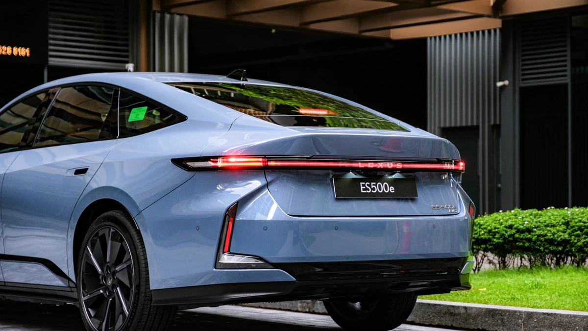 Lexus-es-all-new-ra-mat-tai-vietnam-tinhte-10.JPG