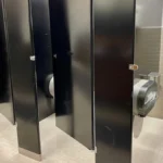 Lý do buồng vệ sinh ở Mỹ có khe hở: Góc nhìn từ quy chuẩn thiết kế và vận hành