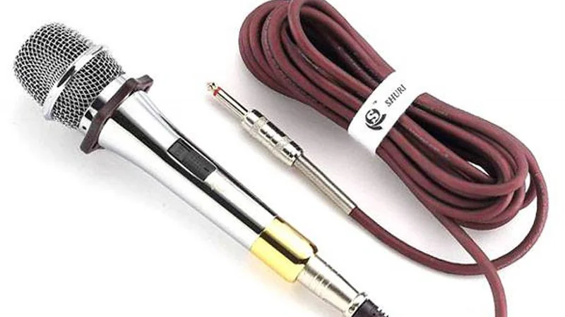 Micro có dây cắm vào cổng mic input