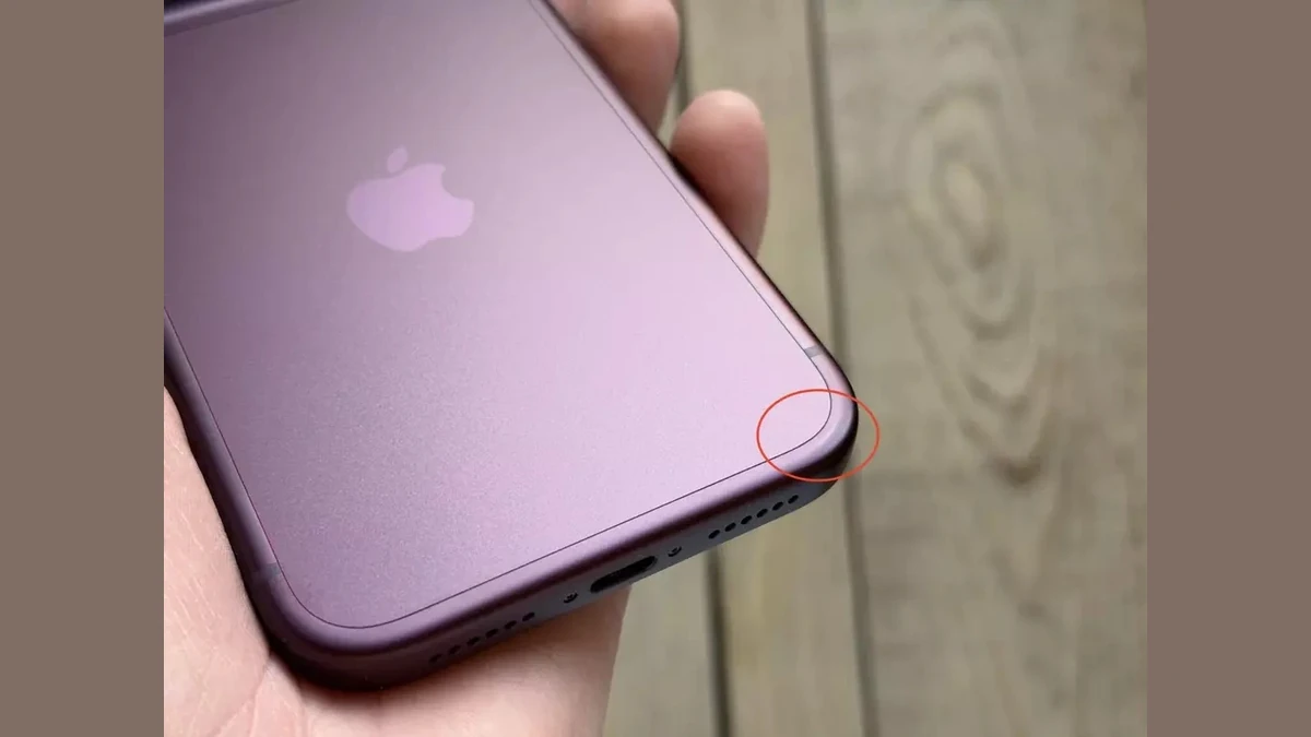 iPhone 18 Pro Max đỏ burgundy bị phai màu sơn ở góc máy. Ảnh:Letem světem Applem