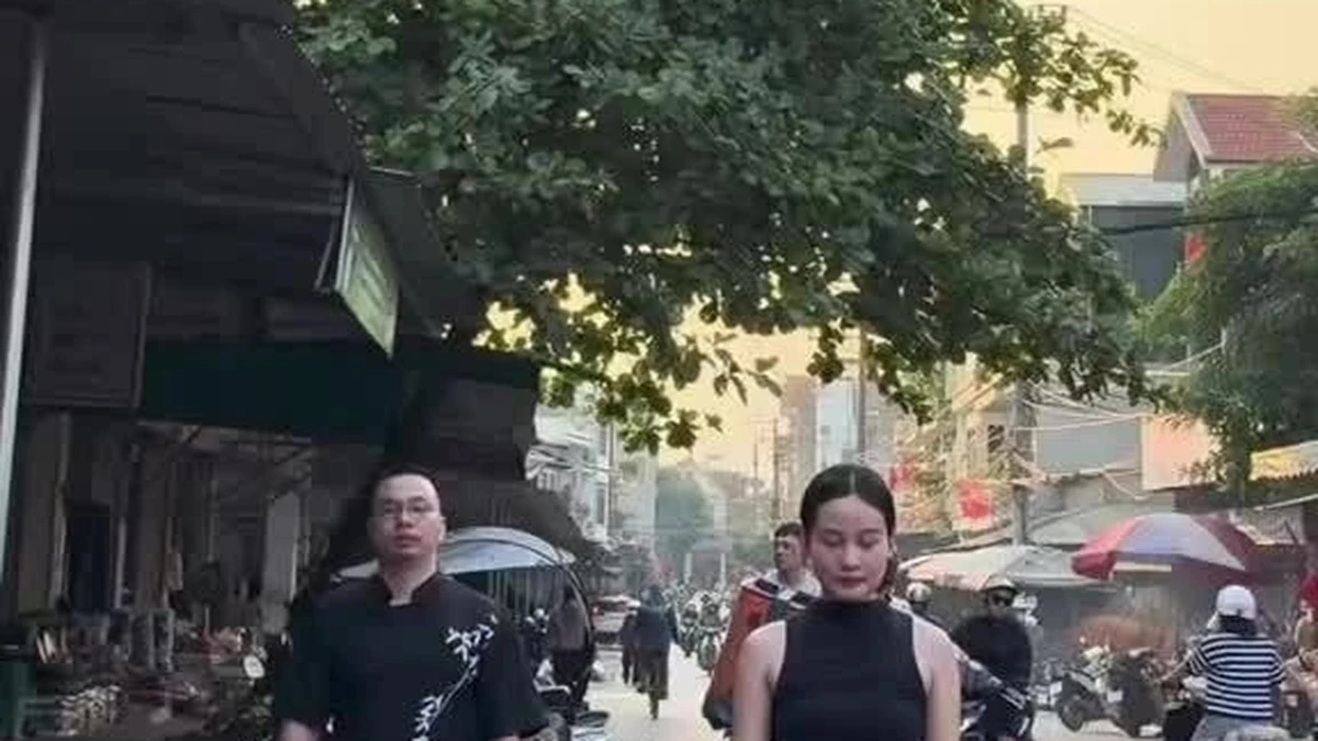Anh Đỗ Văn Dũng, 40 tuổi, ở Quảng Ninh múa cổ trang cùng cô giáo, tháng 9/2026. Video:TikTok/@moilayvo38