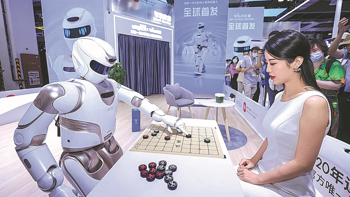 Robot hình người Walker X chơi cờ tướng với con người tại Hội nghị Trí tuệ Nhân tạo Thế giới ở Thượng Hải vào tháng 6/2021. Ảnh:China Daily