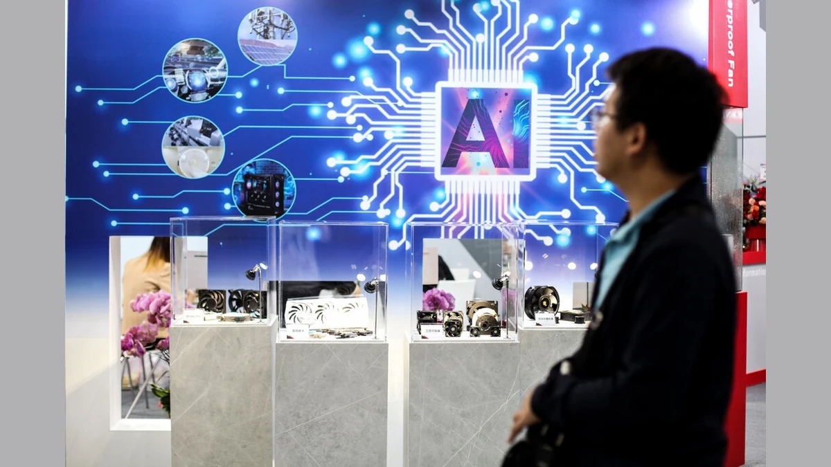 Khách tham quan đi qua nơi trưng bày loạt giải pháp phần cứng về AI tại Triển lãm Computex 2024 ở Đài Loan. Ảnh:Khương Nha
