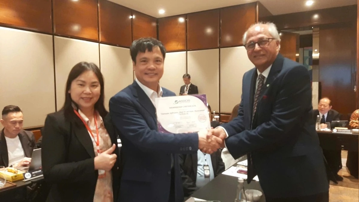 Ông Nguyễn Văn Khoa (giữa) nhận quyết định tại Đại hội ASOCIO. Ảnh:Vinasa