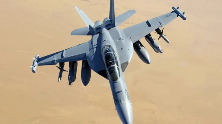 Phân tích sự cố máy bay EA-18G Growler gặp nạn trên tàu sân bay USS Dwight D. Eisenhower