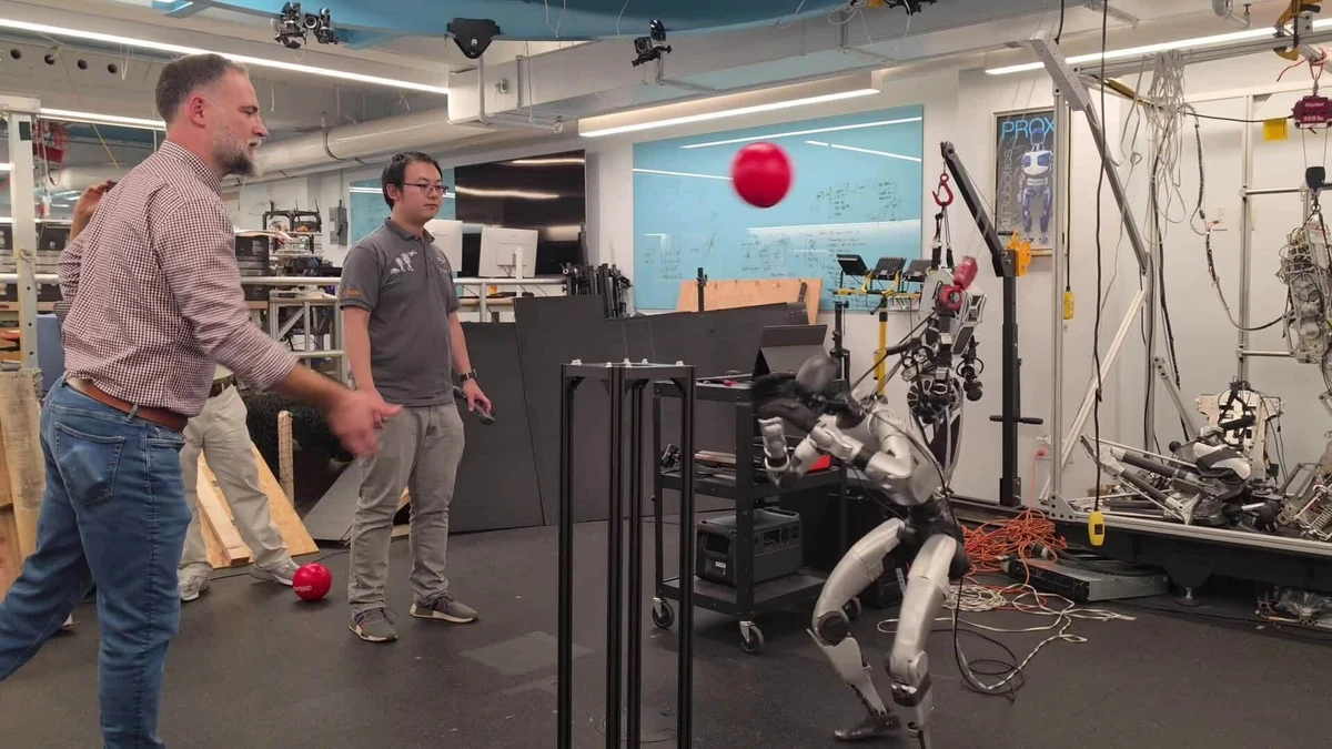 Giáo sư Aaron Ames trình diễn tính năng né vật thể của robot. Video:Lưu Quý