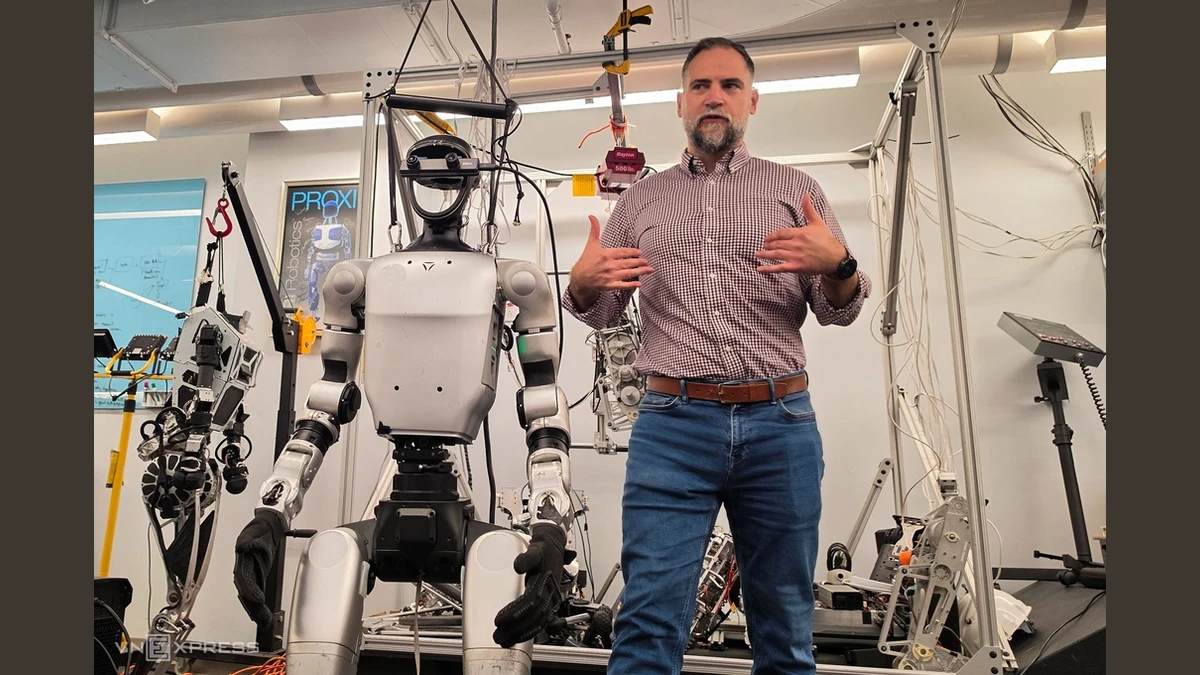 Giáo sư Aaron Ames bên một mẫu robot hình người Unitree được tuỳ biến cho việc nghiên cứu, tháng 9/2026. Ảnh:Lưu Quý