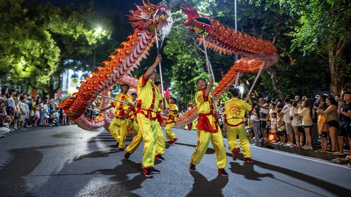Lễ rước mở màn với màn trống hội và múa lân - sư - rồng. Đoàn rước đèn Trung thu truyền thống diễu hành qua các tuyến phố quanh hồ Hoàn Kiếm, không gian đi bộ và phố cổ, kết hợp các tiết mục diễn xướng dân gian đường phố.