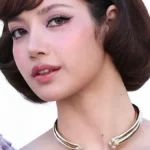 Sức hút từ vòng cổ dạng kiềng Lisa Louis Vuitton tại Paris Fashion Week