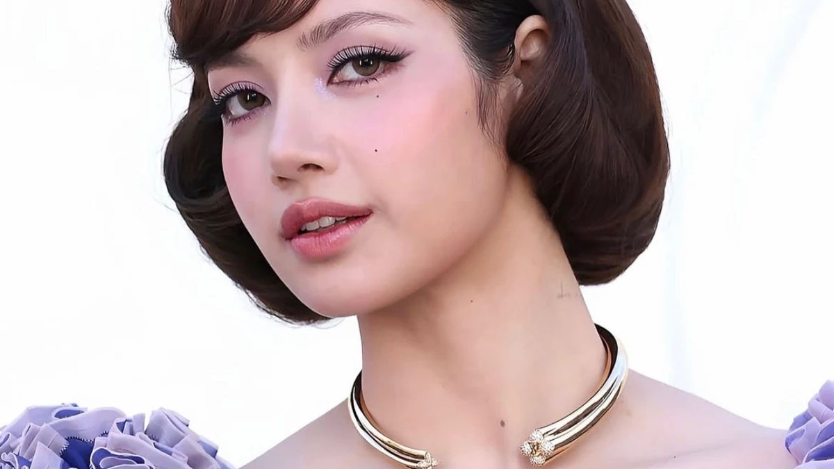 Sức hút từ vòng cổ dạng kiềng Lisa Louis Vuitton tại Paris Fashion Week