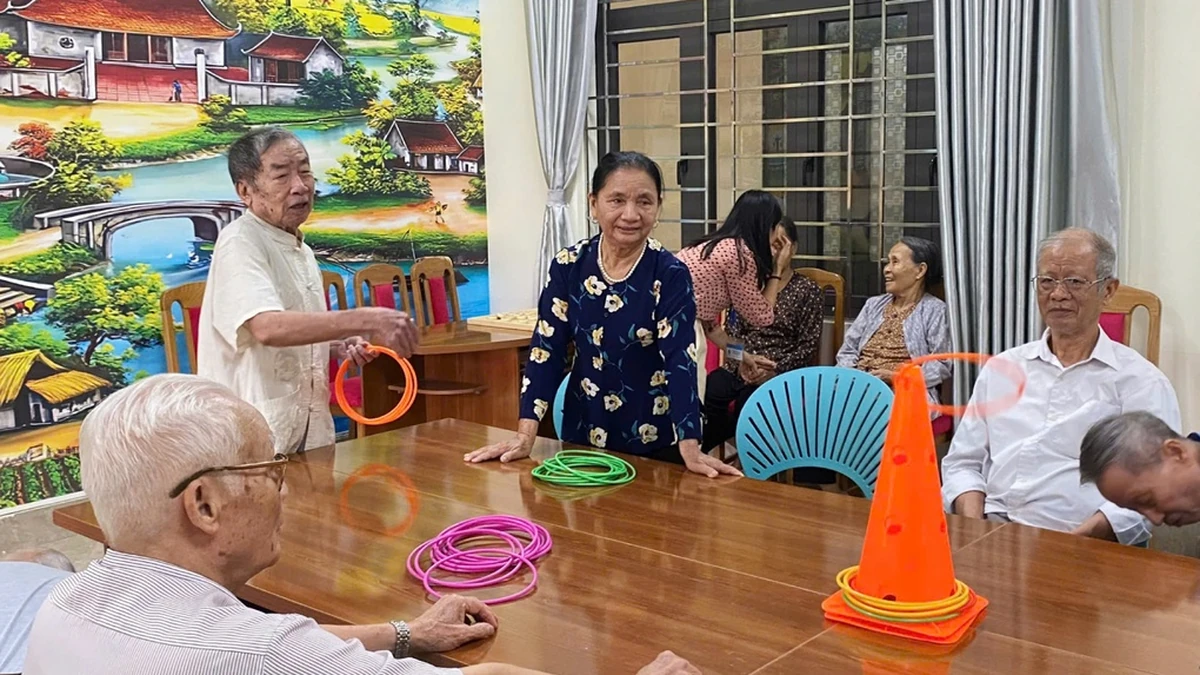 Ông Nguyễn Văn Khánh, 87 tuổi đang chơi ném vòng tại Cơ sở chăm sóc người cao tuổi xã Quốc Oai, tháng 9/2026. Ảnh:Bùi Hiền