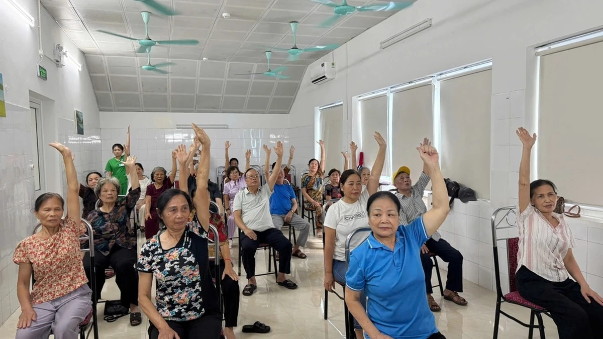 Người cao tuổi tập thể dục tại Cơ sở chăm sóc ban ngày phường Bồ Đề. Ảnh:Mai Phượng