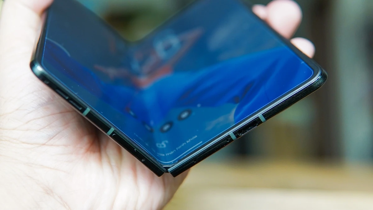 Sau khi khởi đầu với loạt smartphone gập dạng vỏ sò những năm trước, Razr Fold đánh dấu bước tiếp theo của Motorola trong việc tham gia thị trường điện thoại màn hình gập dạng sách (book-style). Thiết bị được định vị ở phân khúc cao cấp tại Việt Nam với giá 50 triệu đồng, cạnh tranh với các sản phẩm như Samsung Galaxy Z Fold8 Ultra, Oppo Find N6.Razr Fold khác biệt nhờ đặc trưng trong thiết kế và tính năng của điện thoại Motorola, cụm camera lớn và có chứng nhận chất lượng từ DxOMark, nhưng cũng đứng trước những hoài nghi khi lần đầu thương hiệu tham gia thị trường ở phân khúc này.