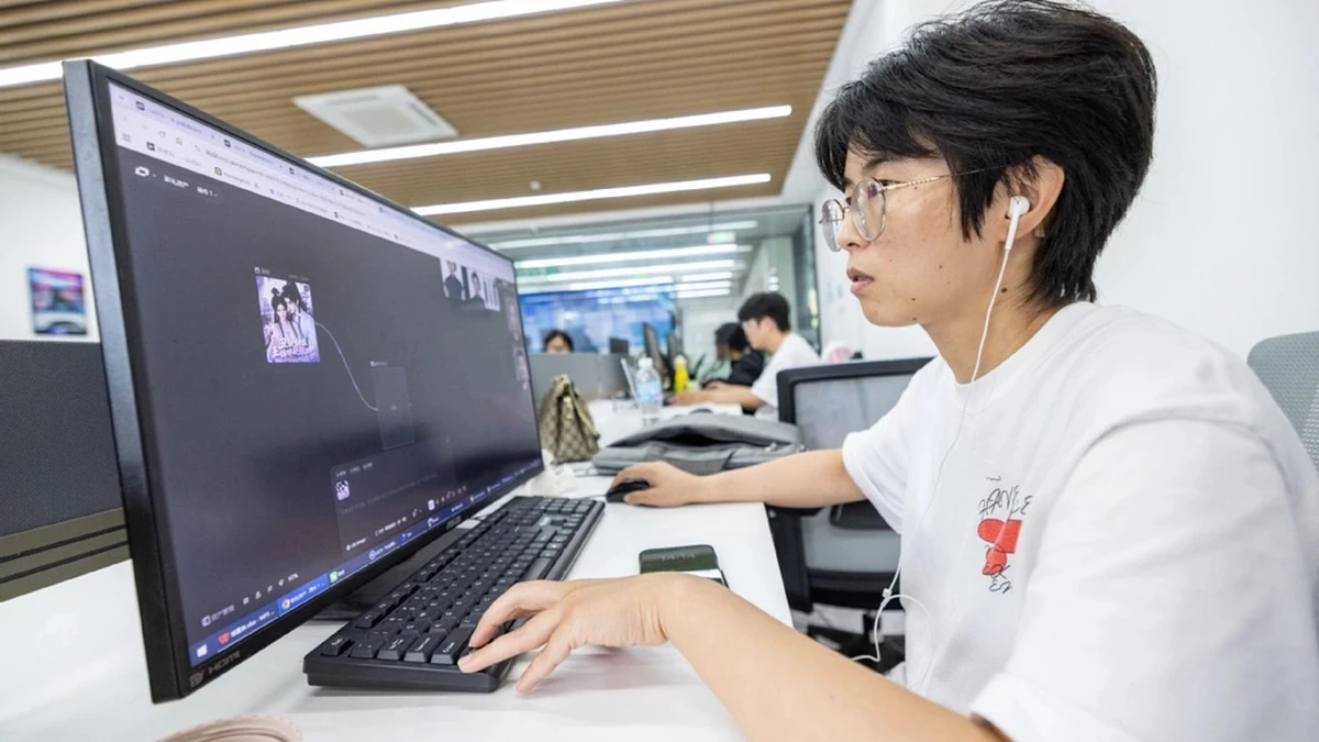 Một người đang sử dụng máy tính để dựng phim ngắn tại studio ở Hồ Châu, tỉnh Chiết Giang. Ảnh:Tân Hoa Xã